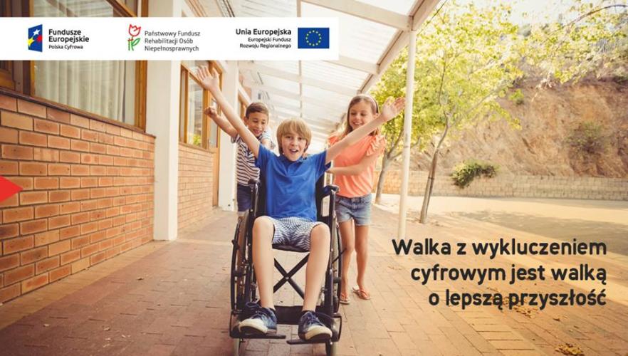 Uśmiechnięte dzieci, dwójka z nich pcha chłopca na wózku, hasło: Walka z wykluczeniem cyfrowym jest walką o lepszą przyszłość