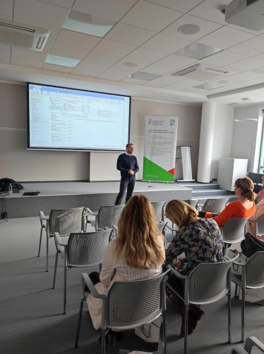 Na zdjęciu prowadzący panel dot. Systemu SOW -Tomasz Kościelny