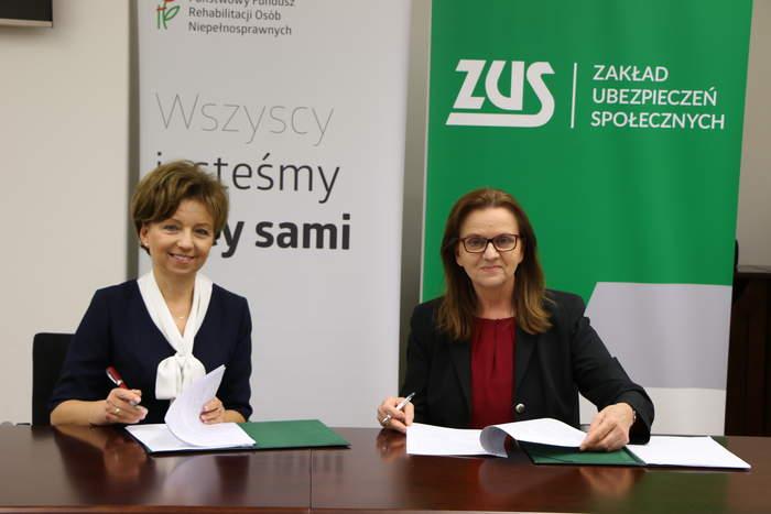 Prezes Zarządu PFRON Marlena Maląg (od lewej) wraz z Prezesem ZUS Gertrudą Uścińską podpisują porozumienie