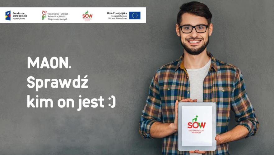 Mężczyzna trzymający tablet, hasło: MAON Sprawdź kim on jest