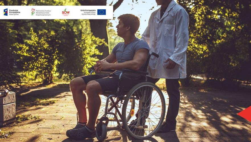 Na zdjęciu dwóch mężczyzn, jeden siedzący na wózku drugi stojący obok