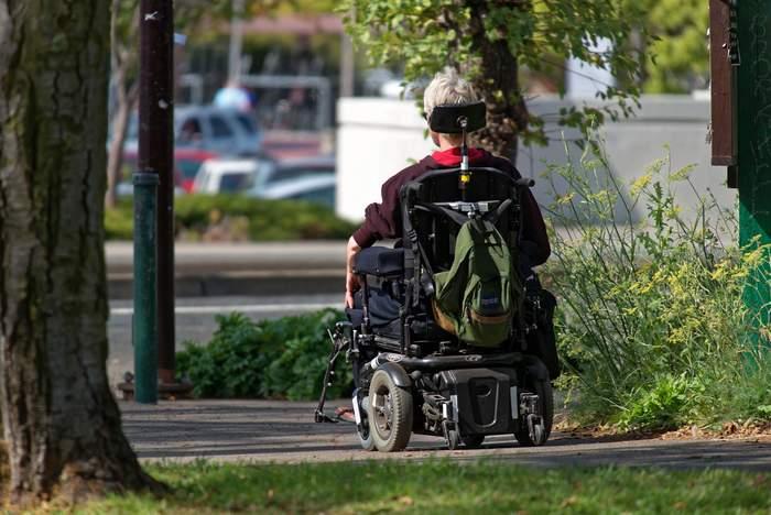 osoba na wózku inwalidzkim o napędzie elektrycznym