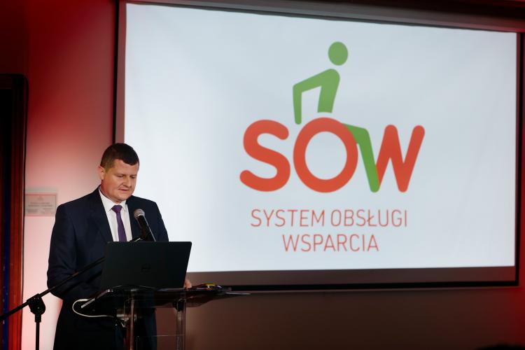 Na zdjęciu przemawiający Michał Pelczarski, Dyrektor Biura Pełnomocnika Rządu ds. Osób Niepełnosprawnych