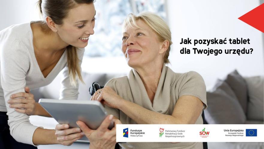 Dwie uśmiechające się do siebie kobiety trzymające tablet, hasło: Jak pozyskać tablet dla Twojego urzędu ?