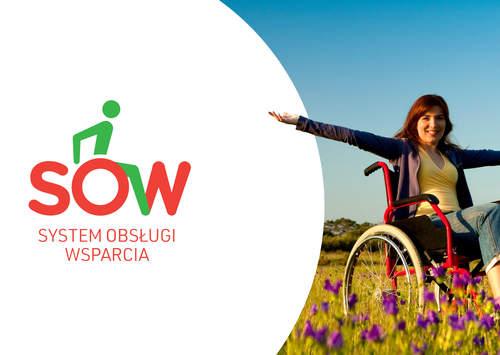 Grafika. Z lewej logo SOW z prawej kobieta na wózku inwalidzkim